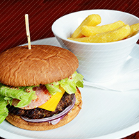 Hovězí burger se sýrem, slaninou, hořčičným drezinkem, steakové hranolky